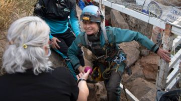 La deportista española Beatriz Flamini sale de una cueva