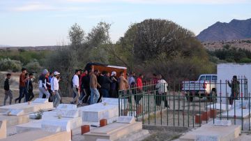 Los dolientes llevan el ataúd de Nizar Issaoui, de 35 años, durante su funeral en el pueblo de Haffouz en la región central tunecina de Kairouan el 14 de abril de 2023.