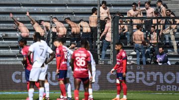 Los fanáticos del Angers se bajaron los pantalones en pleno partido.