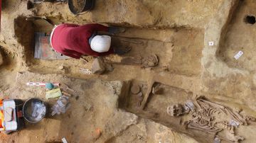 Un arqueólogo trabaja en una antigua necrópolis en la estación de metro de Port-Royal en París.