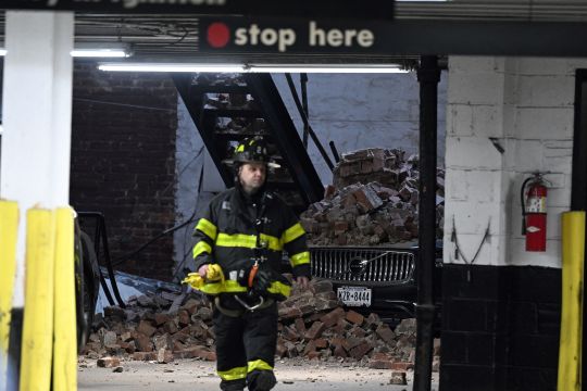 VIDEO: Autoridades en NYC usan perro robot para escarbar en los escombros de estacionamiento colapsado en Manhattan