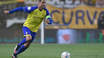 El delantero portugués de Nassr, Cristiano Ronaldo, corre con el balón durante el partido de fútbol de la Saudi Pro League entre Al-Nassr y Al-Raed en el al-Awwal Park Stadium en la capital saudí, Riad, el 28 de abril de 2023.