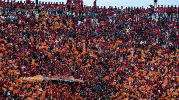 Los seguidores de Wydad animan durante el partido de cuartos de final de la Liga de Campeones de la CAF entre el Wydad AC de Marruecos y el Simba SC de Tanzania.