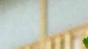 Así luce el falso cementerio con las tumbas de los equipos de la Serie A italiana, con banderas y pancartas con los colores de Nápoli.