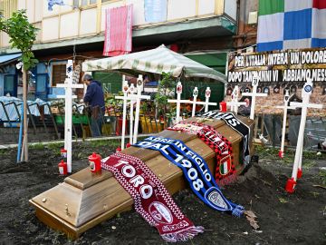Así luce el falso cementerio con las tumbas de los equipos de la Serie A italiana, con banderas y pancartas con los colores de Nápoli.