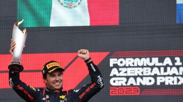 l piloto mexicano de Red Bull Racing, Sergio Pérez, celebra con el trofeo después de ganar el Gran Premio de Fórmula Uno de Azerbaiyán en el circuito de la ciudad de Bakú.