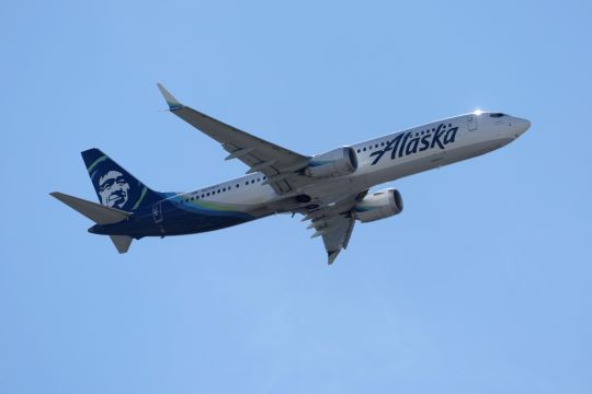 Pasajera es arrestada tras amenazar de muerte a un sobrecargo en un vuelo de Alaska Airlines