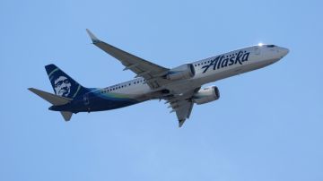 La mujer de 32 años supuestamente amenazó con matar a un asistente de vuelo de Alaska Airlines.