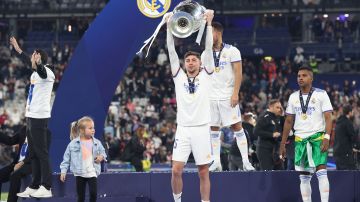 Fede Valverde levanta la copa de la UEFA Champions League en 2022.