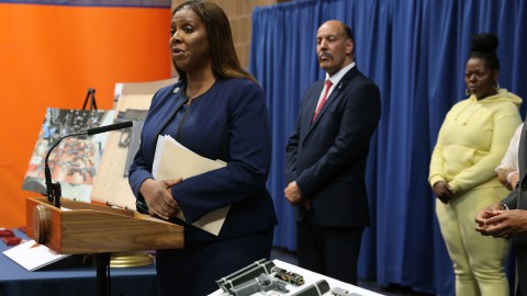 Recogido de armas en Nueva York a cambio de dinero el 29 de abril