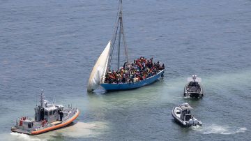 Guardia Costera estadounidense intercepta un bote de migrantes.
