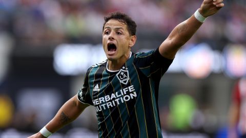 Chicharito apunta a la titularidad este domingo en el derbi.