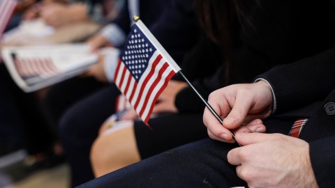 USCIS busca proteger información de inmigrantes con peticiones de visas por haber sido víctimas de abusos o delitos.