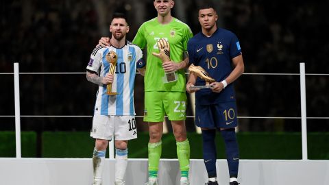 Dibu Martínez (M) generó polémica por burlarse de Mbappé (D) tras la final del Mundial.