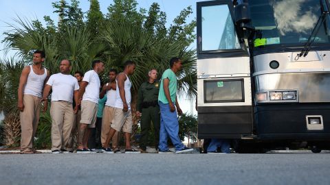 Dos de los cubanos devueltos "fueron trasladados a los órganos de investigación".