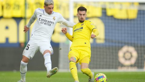 Fede Valverde (I) golpeó a Álex Baena (D) en el rostro tras finalizar el Real Madrid-Villarreal.