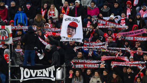 Los aficionados del Girona FC animan a su equipo durante el partido de LaLiga Santander entre el Girona FC y el FC Barcelona