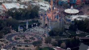 Disney demanda al gobernador Ron DeSantis: lo acusa de organizar una campaña de retaliación en su contra