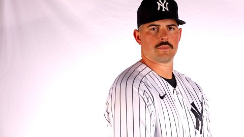 Carlos Rodón con el uniforme de los New York Yankees.