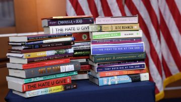 Más de 2,500 prohibiciones de libros fueron emitidas por distritos escolares en 32 estados.