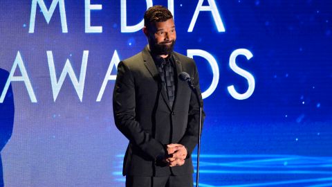 Ricky Martín le entregó un premio a Bad Bunny por su aporte a la comunidad LGBTQ.