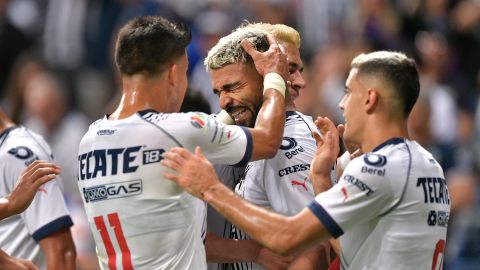 Jugadores de Monterrey celebran los goles de Rodrigo Aguirre.