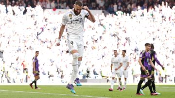 Karim Benzema del Real Madrid celebra marcar el cuarto gol del equipo durante el partido de LaLiga Santander entre el Real Madrid CF y el Real Valladolid CF en el Estadio Santiago Bernabeu el 2 de abril de 2023 en Madrid, España.