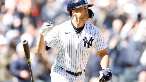 Giancarlo Stanton realiza su 'bat-flip' luego del jonrón ante Giants.