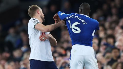 Kane recibe el golpe por parte de Doucuré luego de un choque entre ambos.