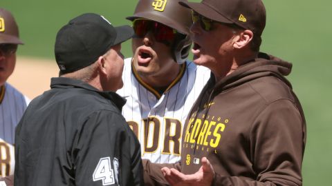 Manny Machado discutiendo con el umpire.