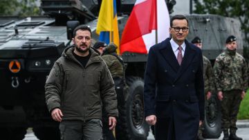 El presidente de Ucrania, Volodymyr Zelenskyy, y el primer ministro de Polonia, Mateusz Morawiecki
