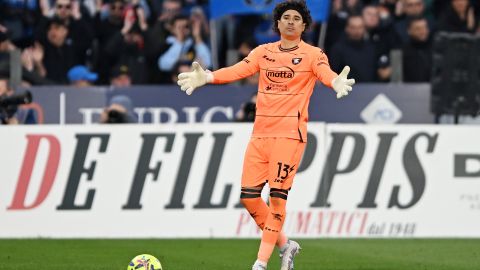 Guillermo Ochoa se mantiene como una de las figuras del Salernitana italiano.