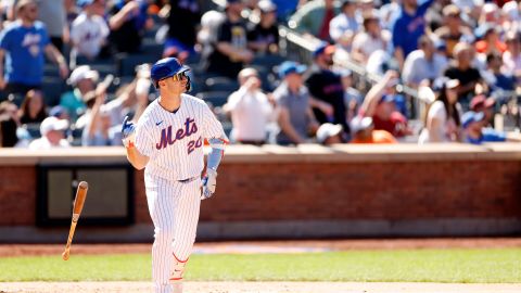 Pete Alonso realiza su bat flip al conectar jonrón frente a Oakland Athletics.