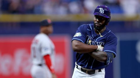 Randy Arozarena celebra luego de conectar un doble ante Boston Red Sox.