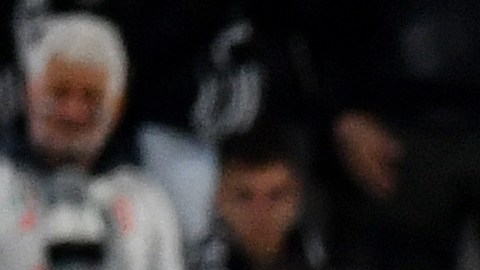 Wojciech Szczesny de Juventus es consolado por su compañero Angel Di Maria.