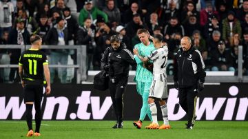 Wojciech Szczesny de Juventus es consolado por su compañero Angel Di Maria.