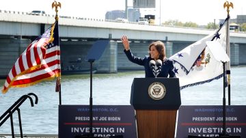 Harris pronunció comentarios sobre el trabajo de la Administración Biden "para mejorar la seguridad y la confiabilidad de los puentes en todo el país