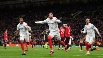 Yousseff En-Nesyri del Sevilla FC celebra después de que Harry Maguire del Manchester United  marque un gol en propia meta.