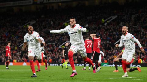 Yousseff En-Nesyri del Sevilla FC celebra después de que Harry Maguire del Manchester United  marque un gol en propia meta.