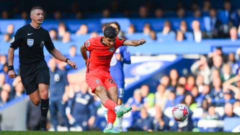 Julio Enciso al momento de marcar ante Chelsea.