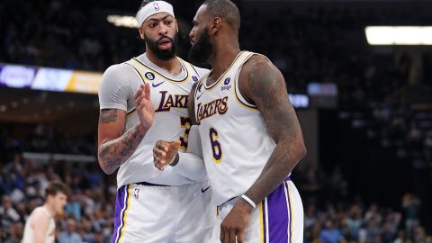 Anthony Davis (L) y LeBron James (R) durante el encuentro ante Memphis Grizzlies.