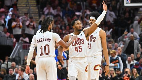 Donovan Mitchell (C) celebra el triunfo de Cleveland Cavaliers sobre New York Knicks.