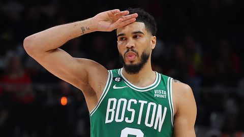 Jayson Tatum celebra luego de anotar un lanzamiento ante Atlanta Hawks.