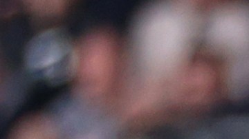 Dibu Martínez tras el golpe sufrido en el partido.