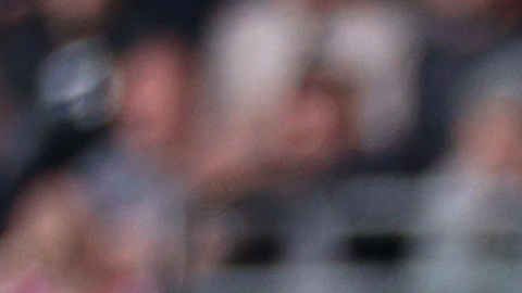 Dibu Martínez tras el golpe sufrido en el partido.