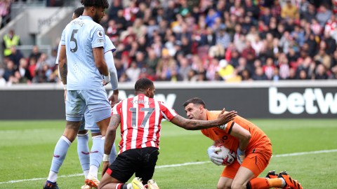 Dibu Martínez tras el golpe sufrido en el partido.