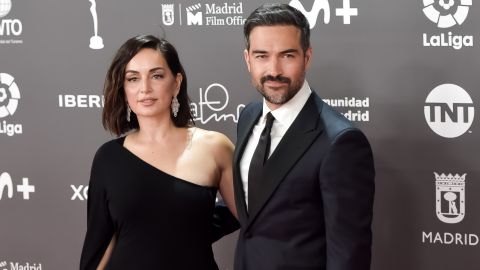 La actriz Ana de la Reguera y Poncho Herrera en la alfombra roja de los Premios Platino.