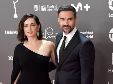 La actriz Ana de la Reguera y Poncho Herrera en la alfombra roja de los Premios Platino.