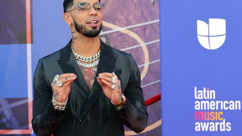 El cantante Anuel AA realizó el lanzamiento de su nueva línea de zapatos deportivos.