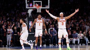 Josh Hart (R), Jalen Brunson (C) y Obi Toppin (L) celebran el triunfo de New York Knicks ante Cleveland Cavaliers.